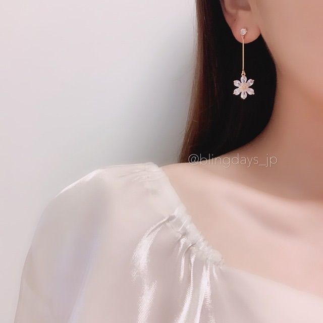 韓国 IU(アイユー)着用/フラワードロップピアス - メルカリ