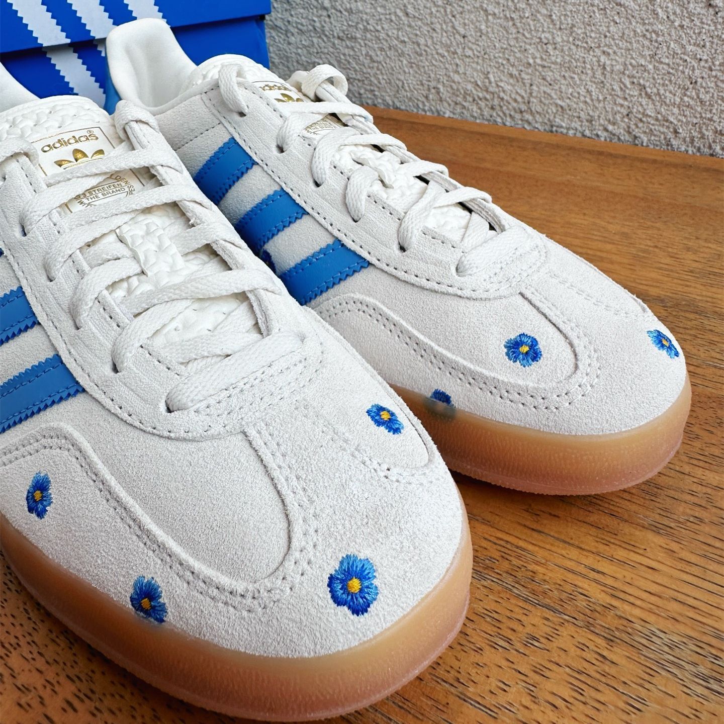 adidas Samba gazelle indoor アディダス サンバ スニーカー ホワイトブルーの小さな花スニーカー