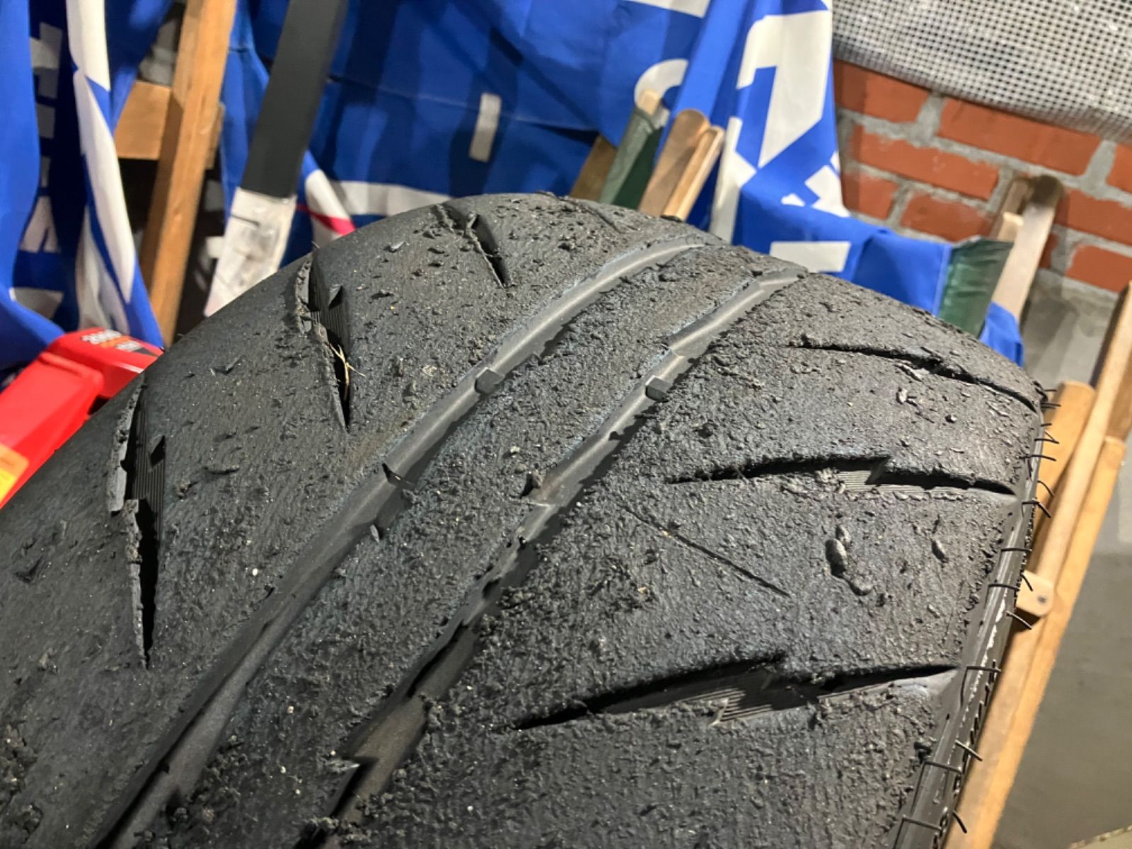 245/35ZR18 シバタイヤ　中古2本2024年製トレッドウェア300 245/35R18 シバタイヤ SHIBATIRE REVIMAX R23 TW200 中古タイヤ2