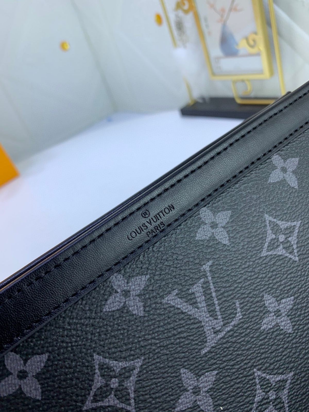 人気です LOUIS VUITTON ルイ・ヴィトン メンズ ショルダーバッグ ガストン・ウェアラブル ウォレット モノグラムエクリプス M81124