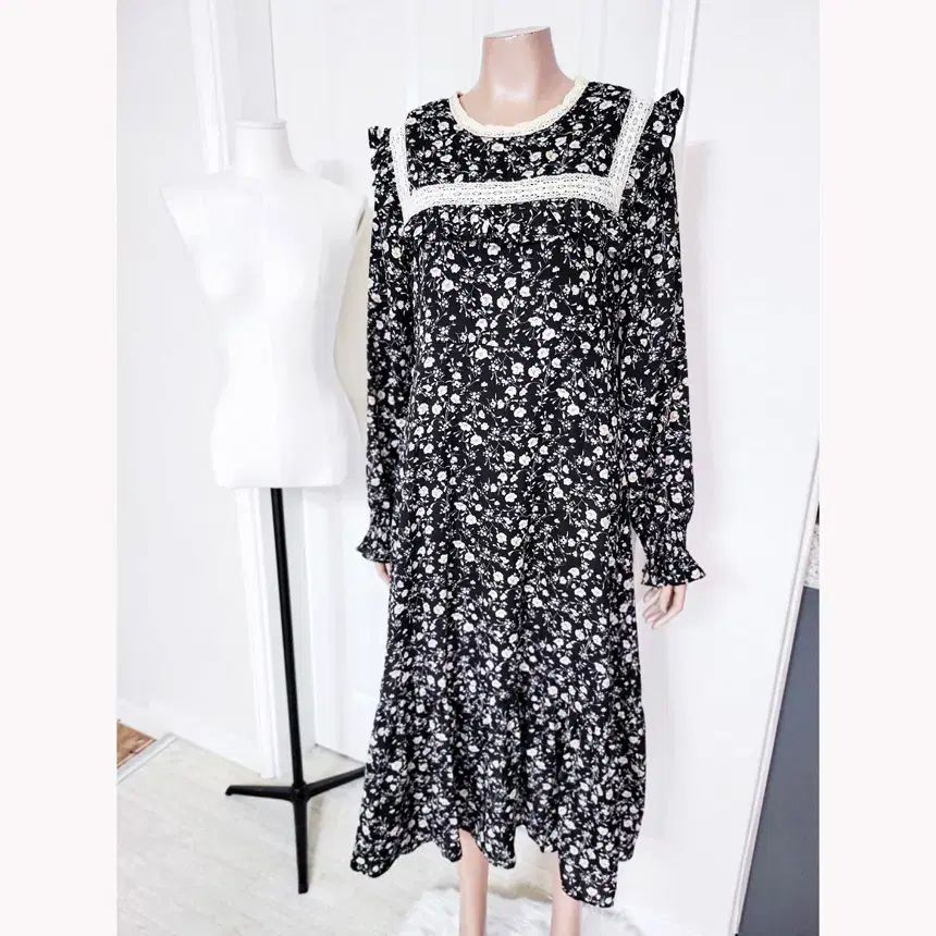 新品‼️タグ付き❣ 地模様レース．黒色ロングワンピース