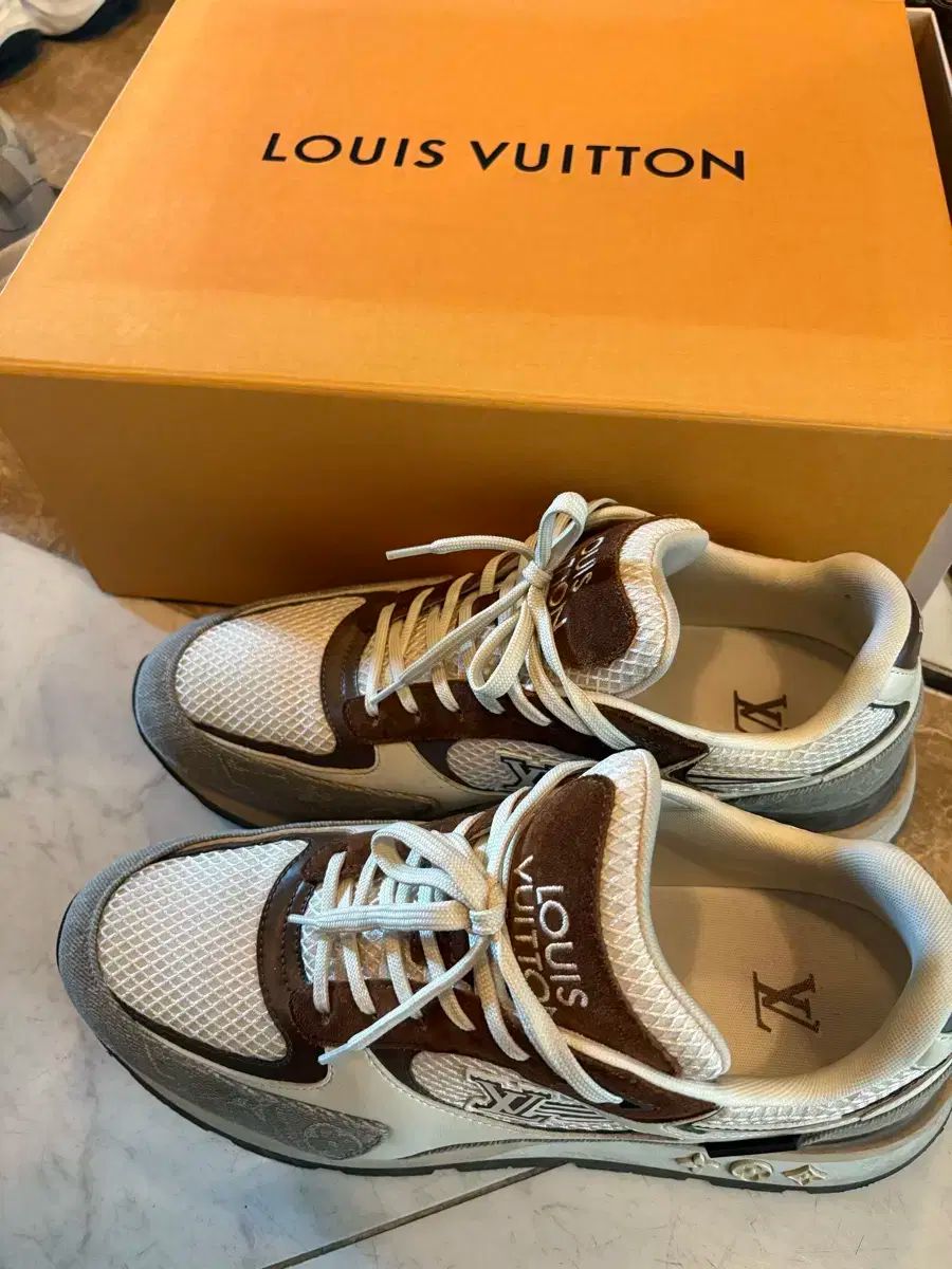 LOUIS VUITTON  ルイヴィトン　ランナウェイ　スニーカー LOUIS VUITTON ルイヴィトン モノグラム ランナウェイ