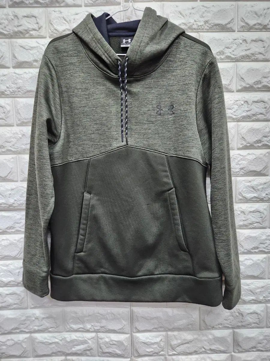 UNDER ARMOUR(アンダーアーマー) 裏起毛 フード付きTシャツ 95 サイズ