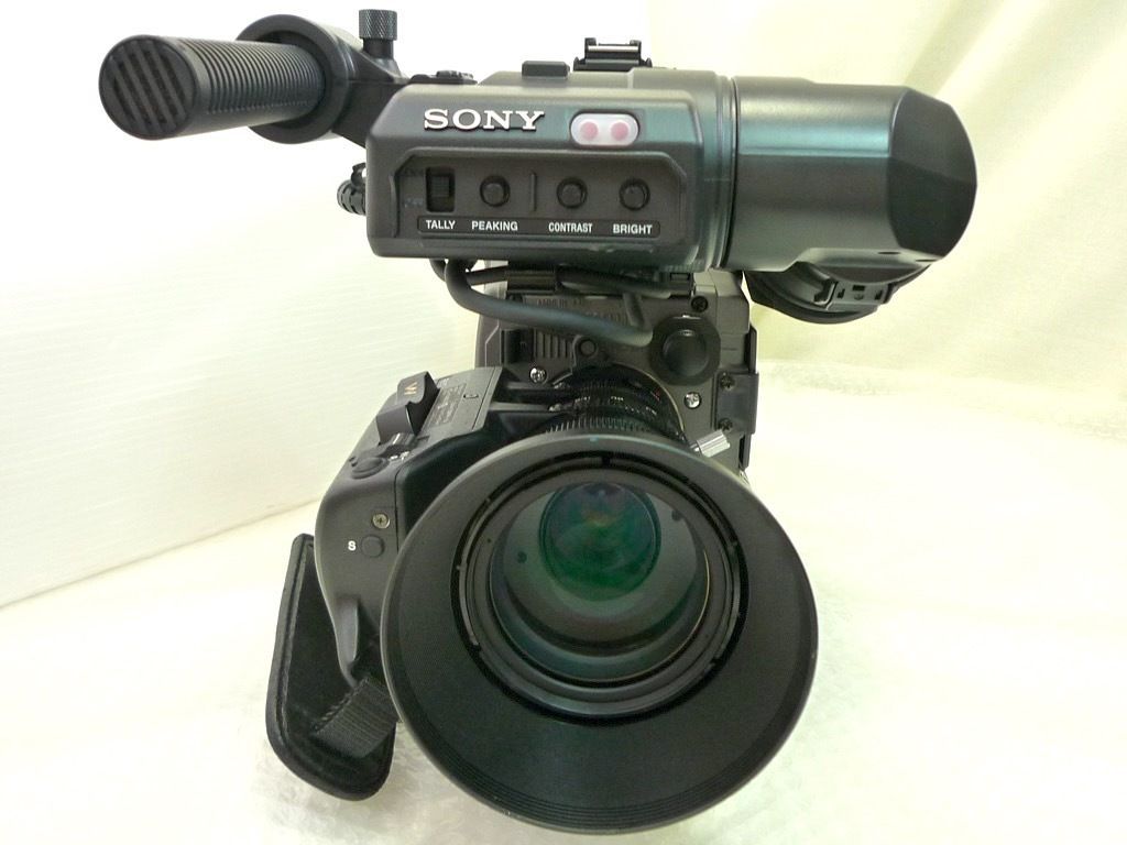業務用ビデオカメラ DSR-300 中古品の出品です。 当時133万円 ソニー SONY DVCAM 業務用ビデオカメラ DSR-300 バック付