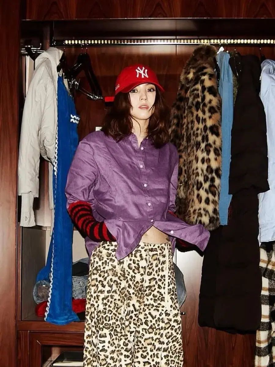 モマ ERA レッド ベースボールキャップ ハン ソヒ HAN SOHEE 着用