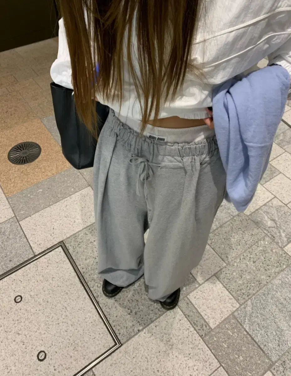 大声で 衣装