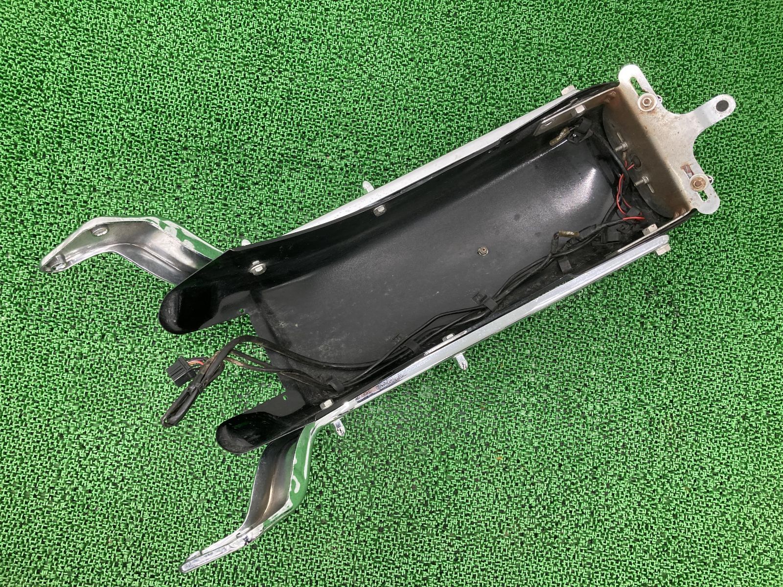 中古 ハーレー 純正 バイク 部品 ソフテイル リアフェンダーステー 純正左右 カスタムに 車検 Genuine FLSTN1340 リアフェンダー パール ハーレー 純正 中古 バイク 部品 EVO