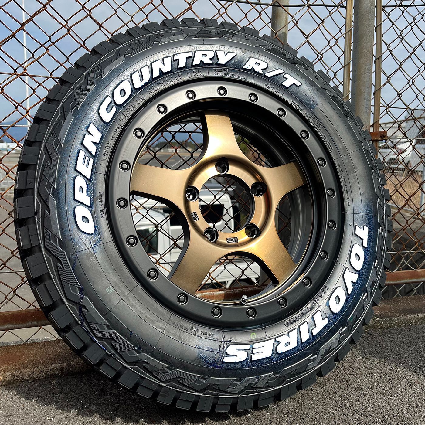 アウトレット品 ジムニー JB23 JB64 16インチ タイヤ ホイール 4本セット Bounty Collection BDX05 トーヨー オープンカントリーRT 185|85R16 ホワイトレター