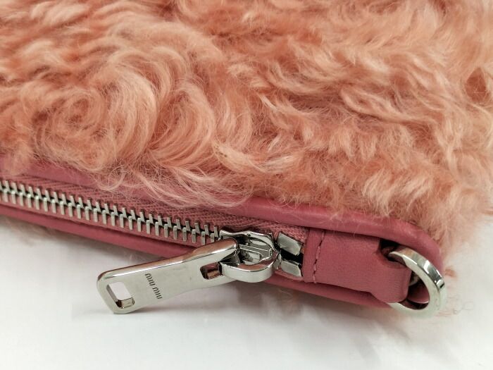◆ミュウミュウmiu miuファー素材 ピンク クラッチバッグ MIUMIU クラッチバッグ ピンク ファー - メルカリ