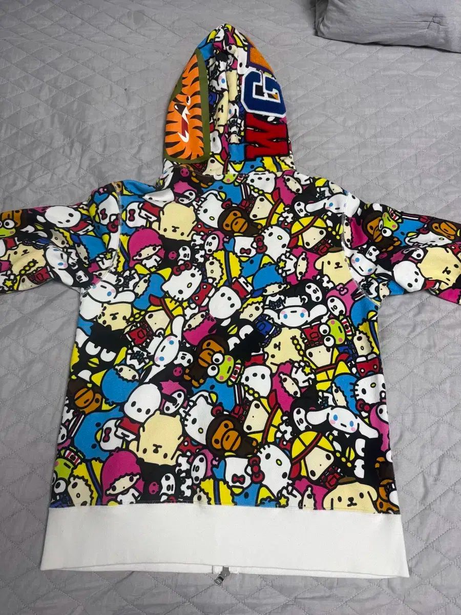 A BATHING APE(アベイシングエイプ) サンリオ フード付き ジップ A BATHING APE(アベイシングエイプ) サンリオ フード付き ジップ