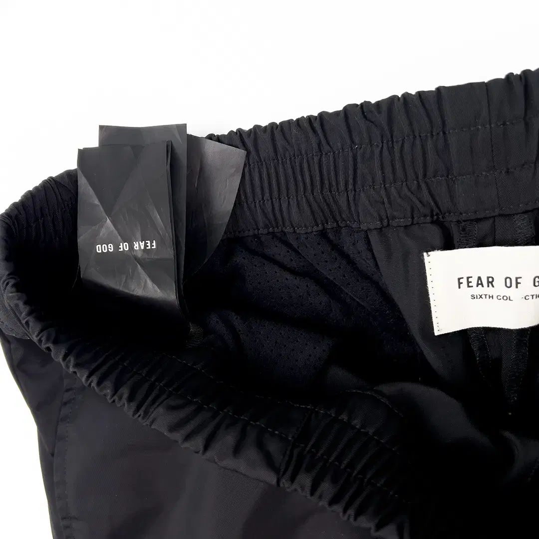 美品 FEAR OF GOD 6TH ロゴプリント ナイロンパンツ ブラック FEAR OF GOD フィアオブゴッド 6th ナイロン パンツ ブラック - メルカリ