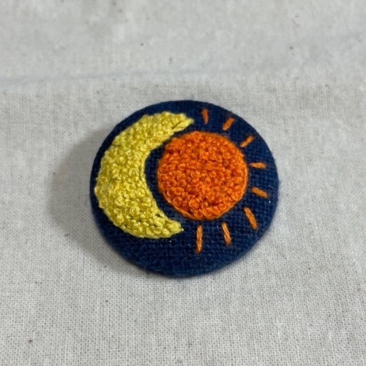 刺繍 くるみボタン ブローチ ヘアゴム 月と太陽 #13 - かめさんの刺繍