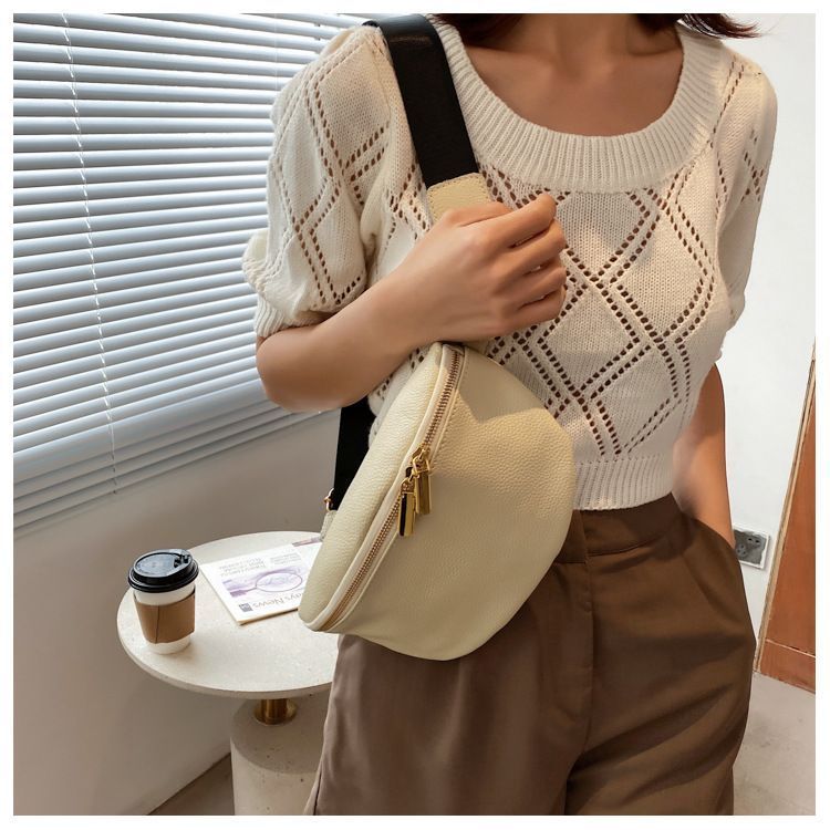 美品 Vivienne Westwood レザー ボディバッグ カーキADVAN 美品 Vivienne Westwood レザー ボディバッグ カーキADVAN