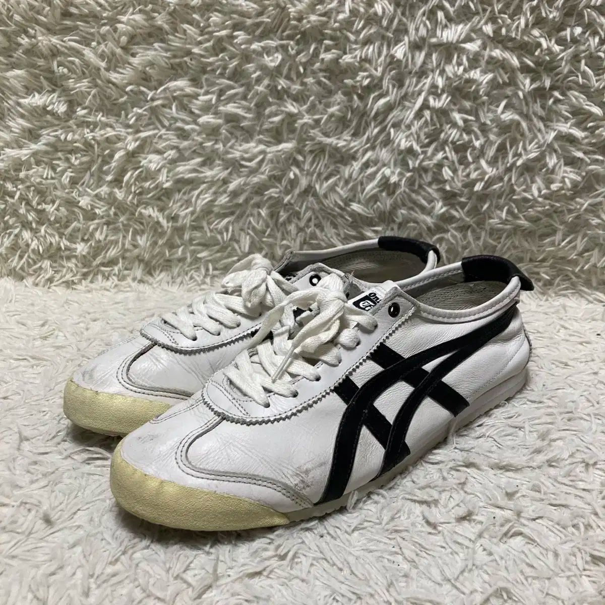 オニツカタイガー おまとめ DELECITY WHITE/HABANERO 存在感のあるチャンキーでフラットな