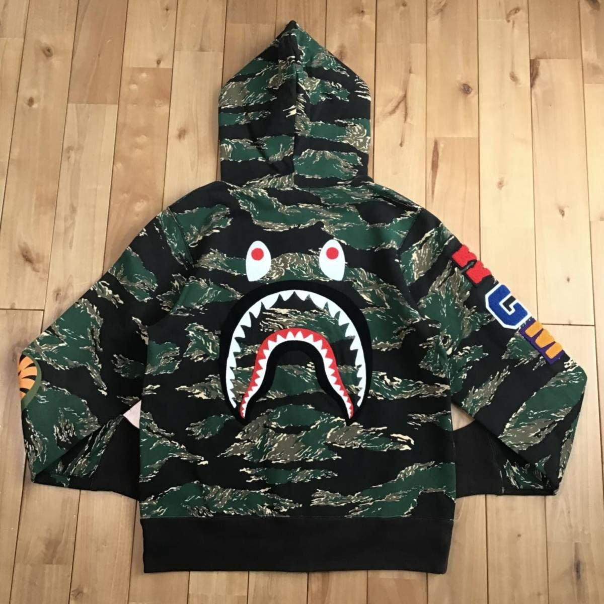 A BATHING APE アベイシングエイプ パーカー シャーク 刺繍 M着丈64cm A BATHING APE アベイシングエイプ パーカー シャーク 刺繍 M着丈64cm