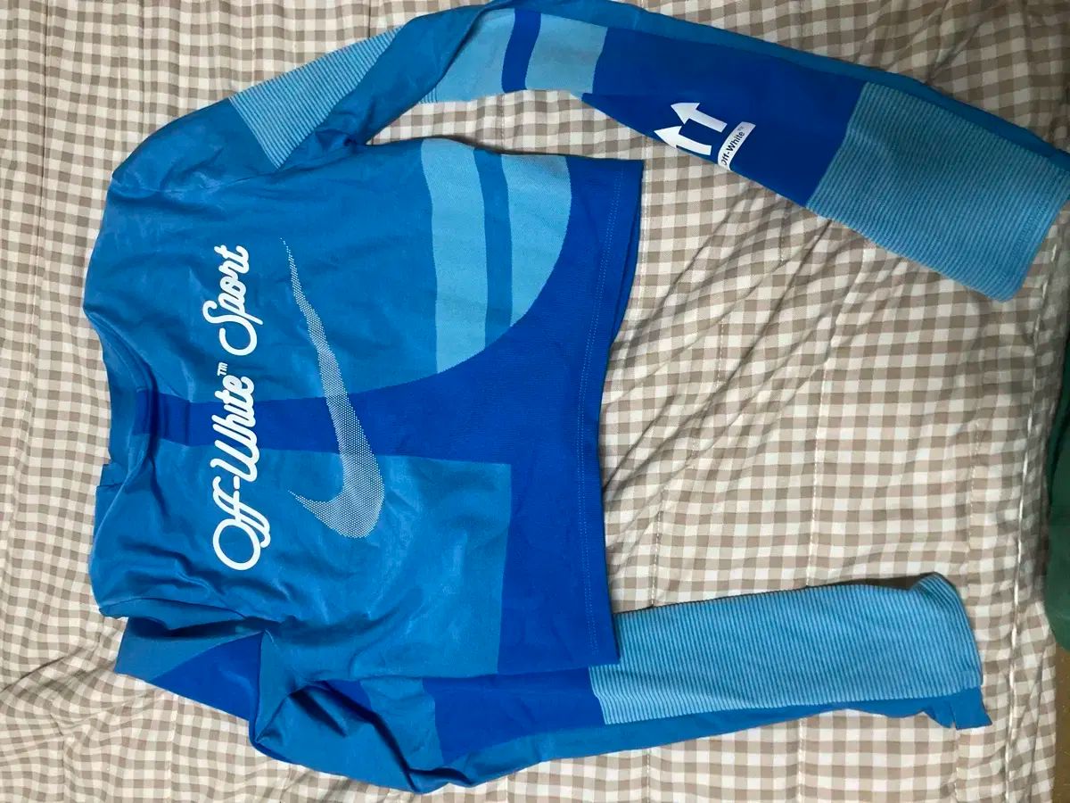 ナイキ オフホワイト クロップド トップス