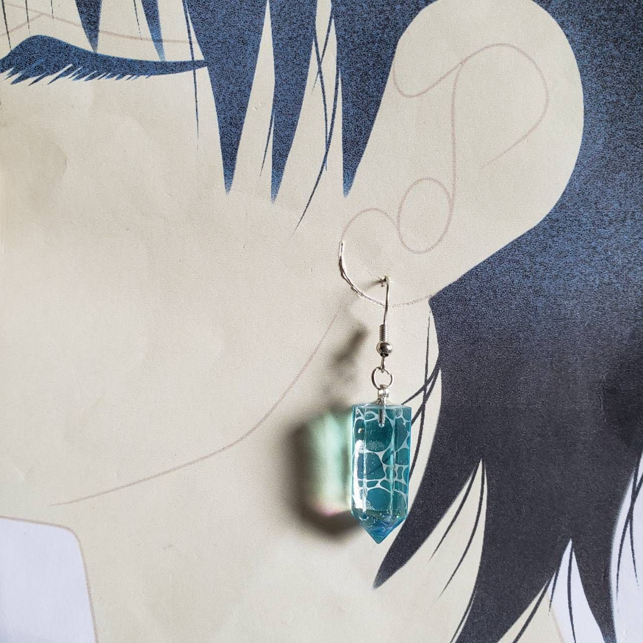 ハンドメイド レジン 水晶型 波模様 ライトブルー ピアス イヤリング 