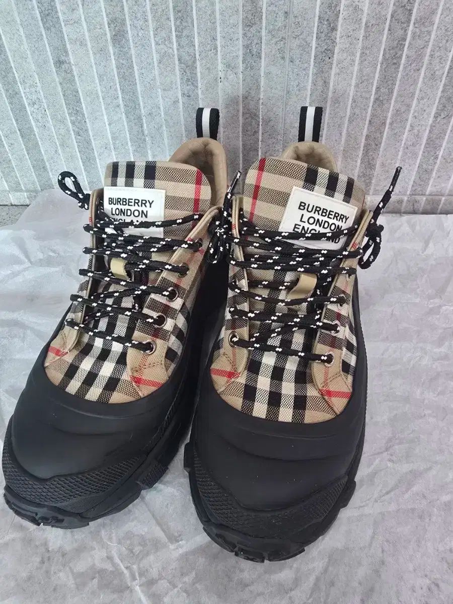 Burberry アーサー　正規品　定価125400円　美品 BURBERRY LONDON(バーバリーロンドン)のアーサーのスニーカーが