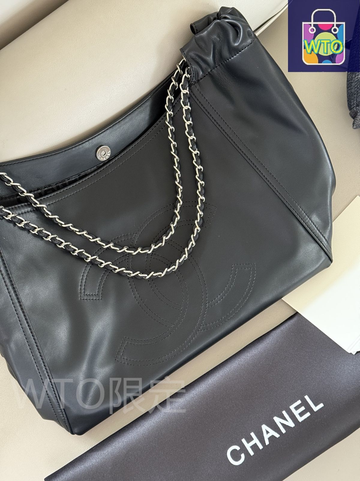 CHANEL ヴィンテージバッグ CHANEL Vintage Black CC Box Vanity Case with Shoulder Strap