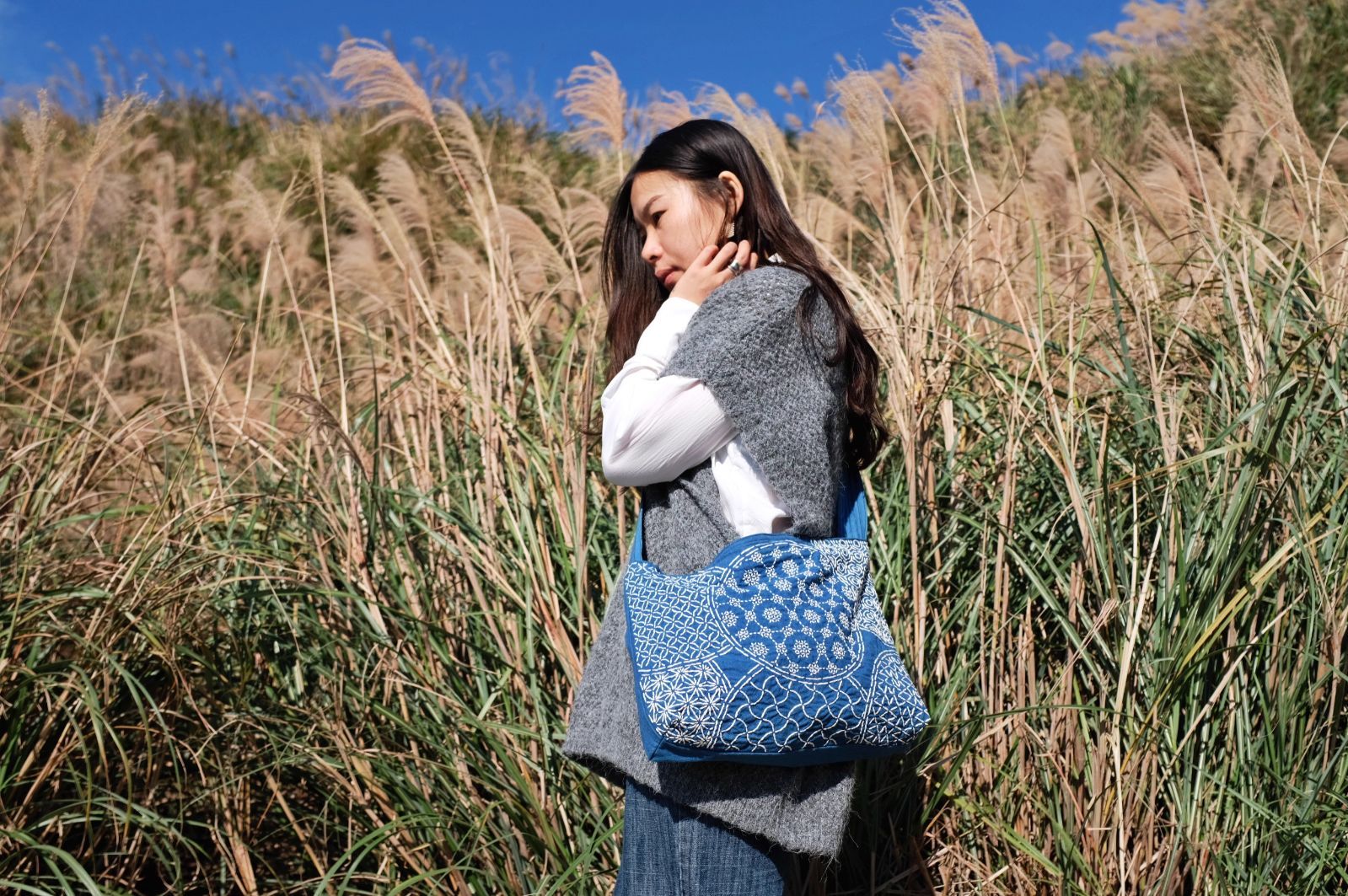 新品タグ付き Fint 紫陽花刺繍リネンライクハンドバッグ 動画付き刺繍キット】雨と紫陽花（Bナチュラルカラー） | iichi