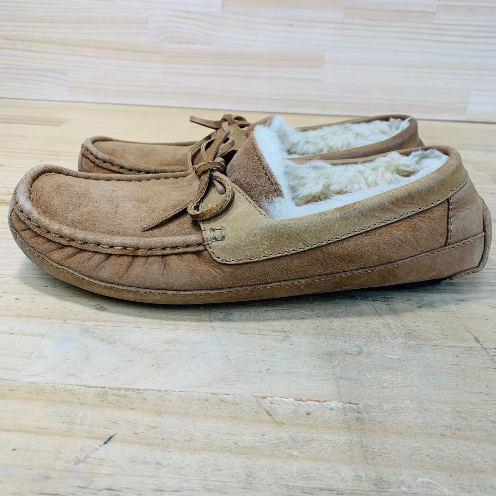 V30822 UGG メンズ バイロン モカシン ムートン スリッポン