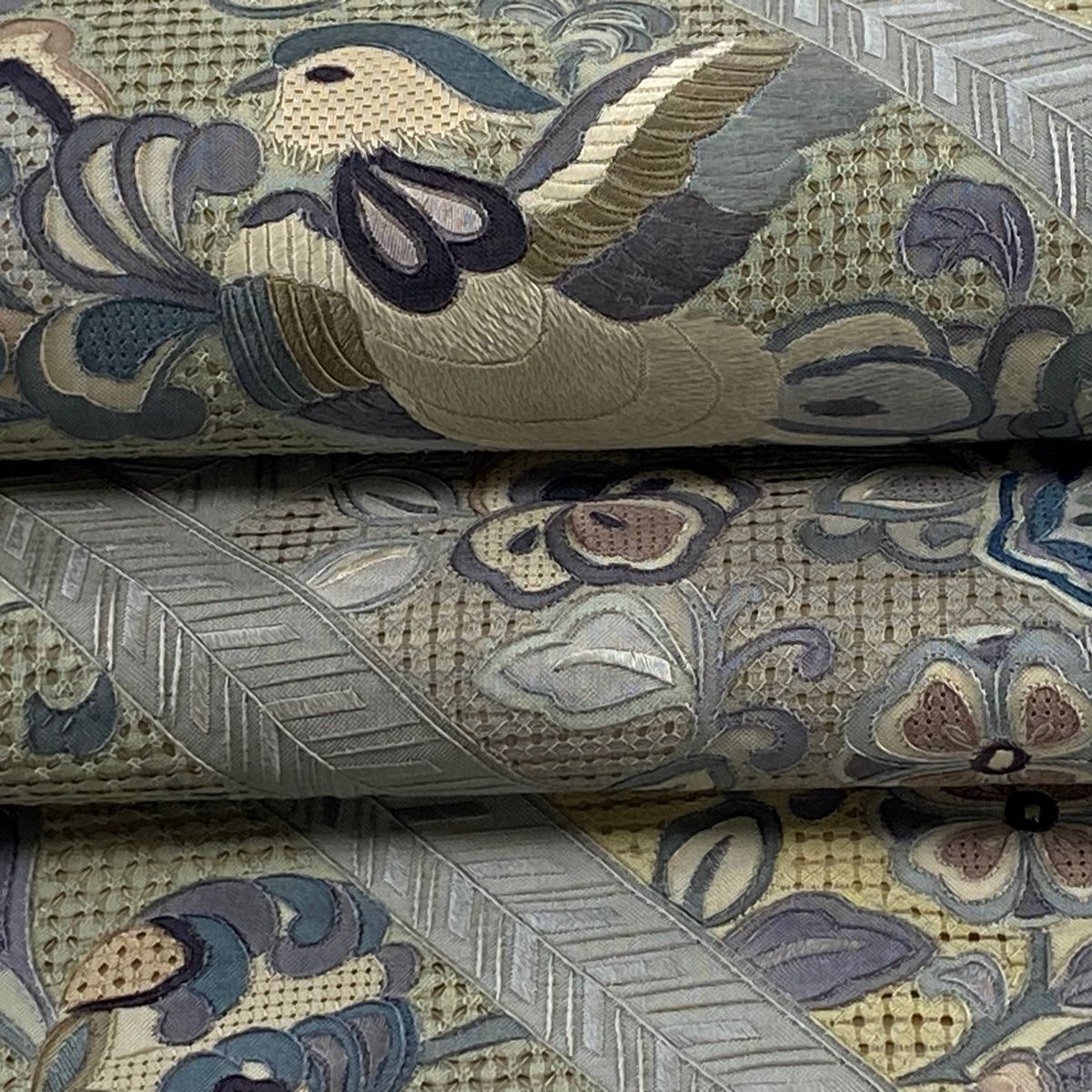 刺繍 灰色