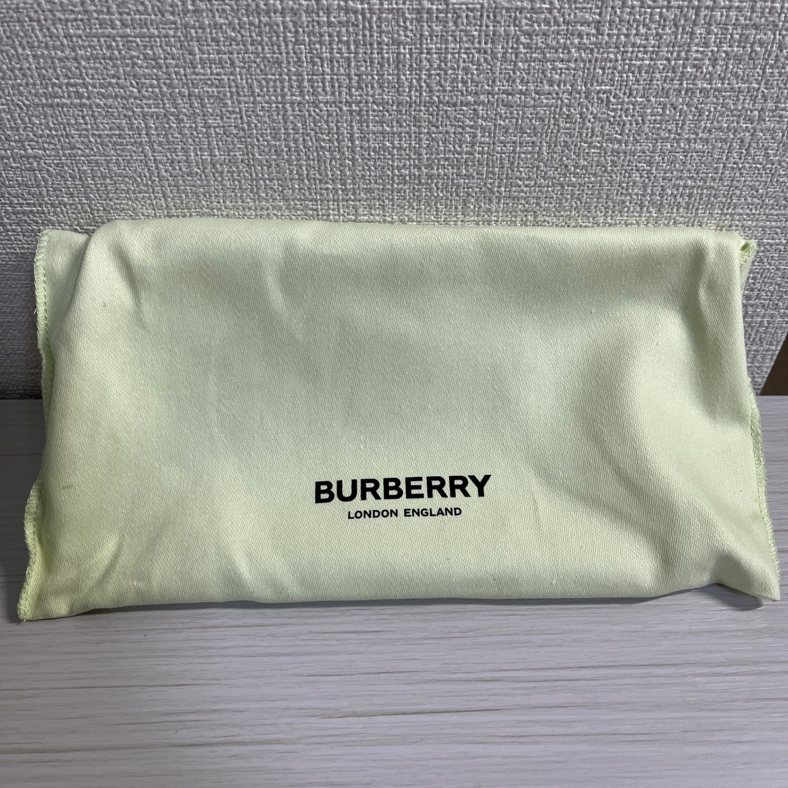 Burberry Lola iPhone 13 Pro キルティングケース - メルカリ