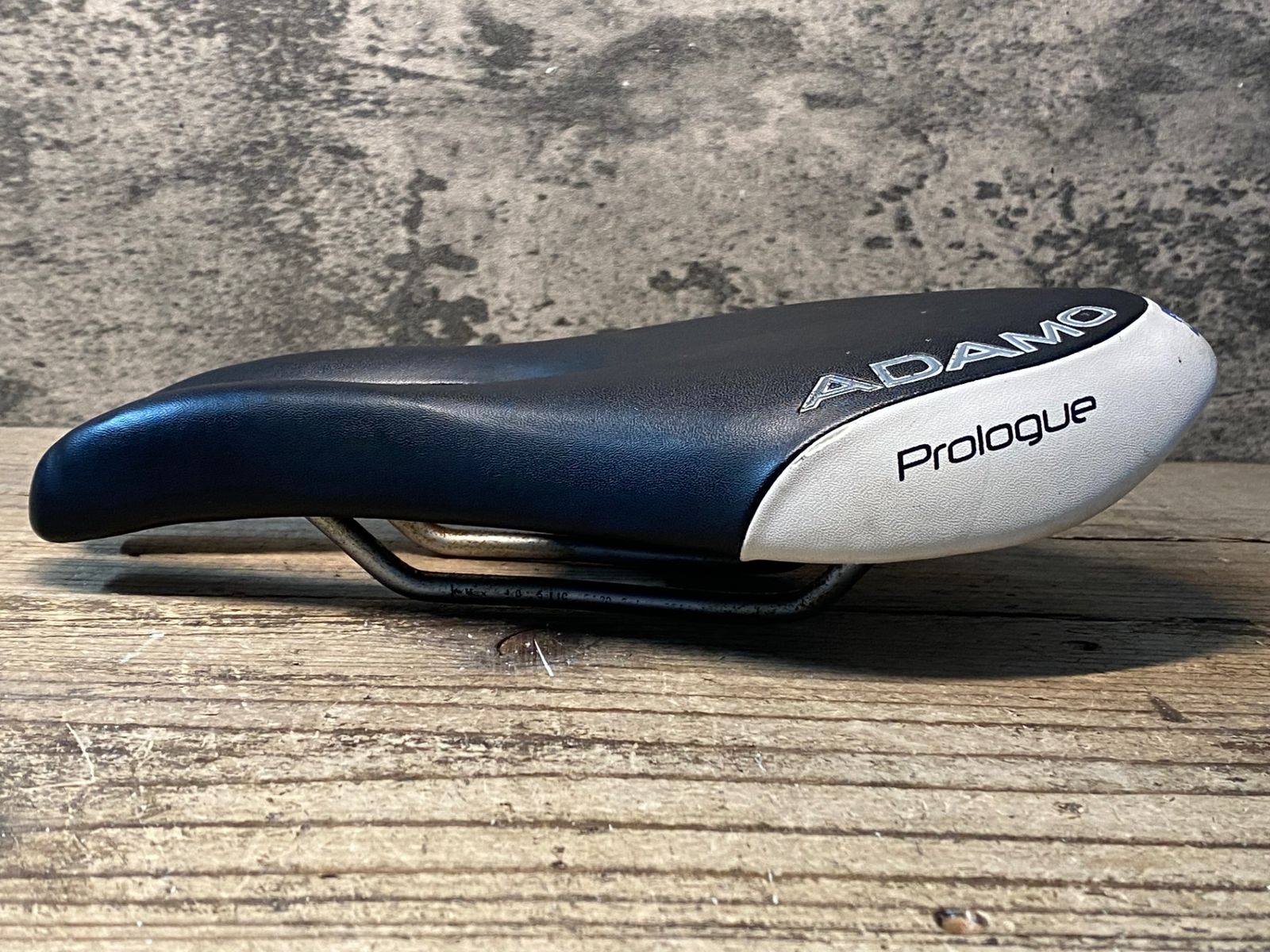 新品未使用　ADAMO Prologue サドル ホワイト/ブラック JC536 ism ADAMO Prologue サドル 黒 白 スチールレール 132mm