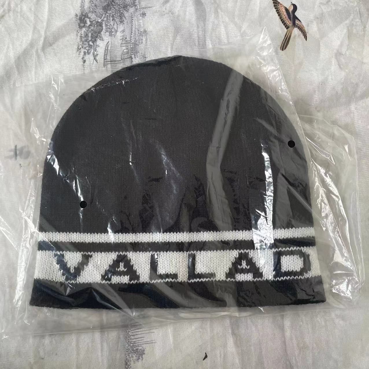 黒白 VALLAD STUDIO BEANIE CAP ビーニー VALLAD STUDIO BEANIE CAP BLK/WHT