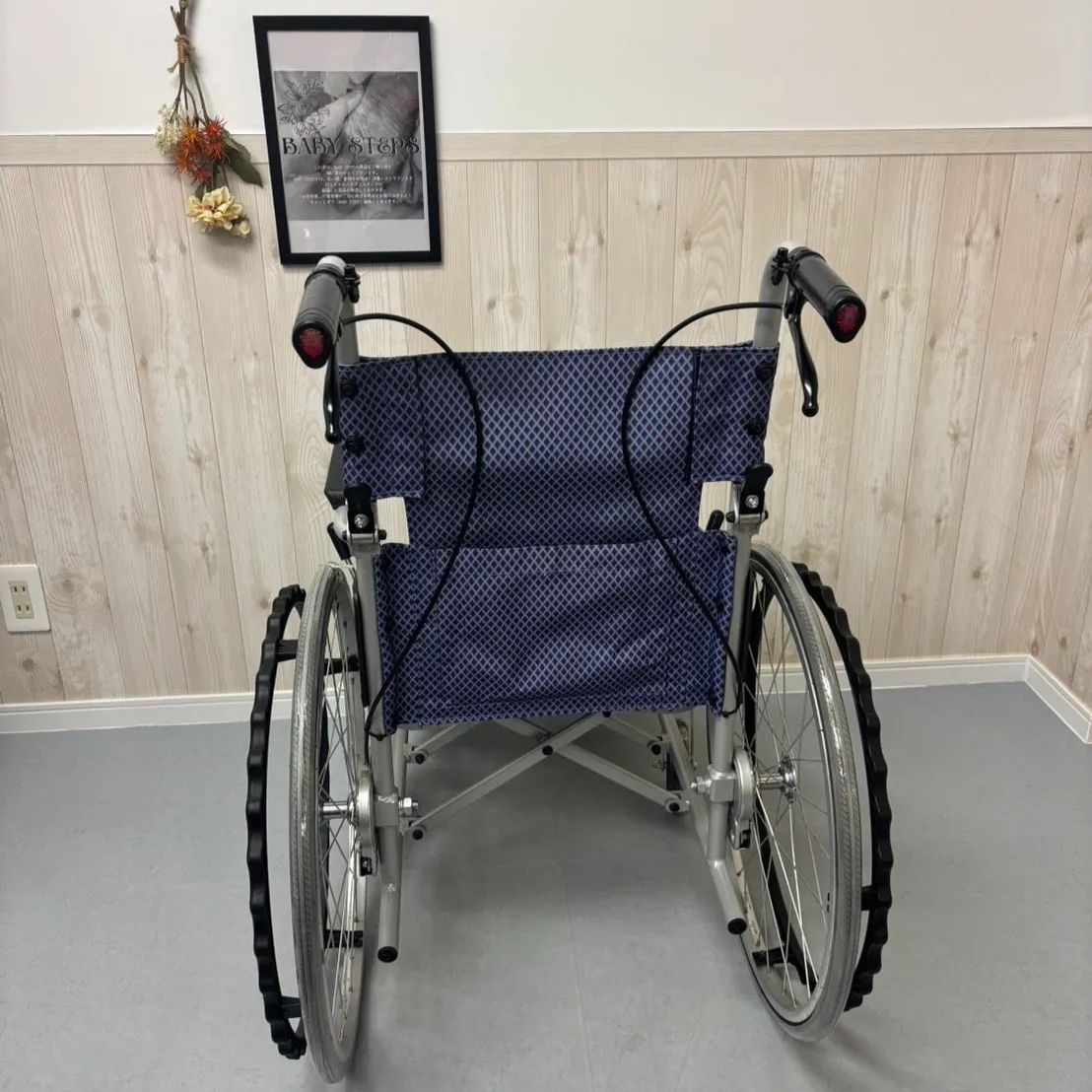 ♿️ 美品 超軽量ノーパンクタイヤ 自走式 車椅子 カワムラKF22-40SB ふわりす カワムラサイクル KF22-40SB 自走式 車椅子 軽量 ノーパンク