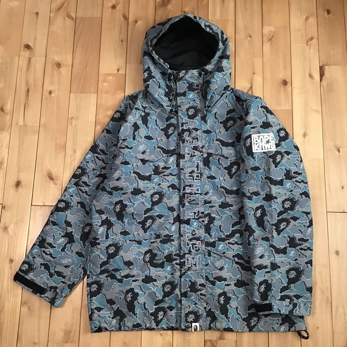 ★激レア★ KAWS × BAPE Cloud camo スノボジャケット Lサイズ a bathing ape BAPE hoodie  snowboard jacket エイプ ベイプ 迷彩 NIGO