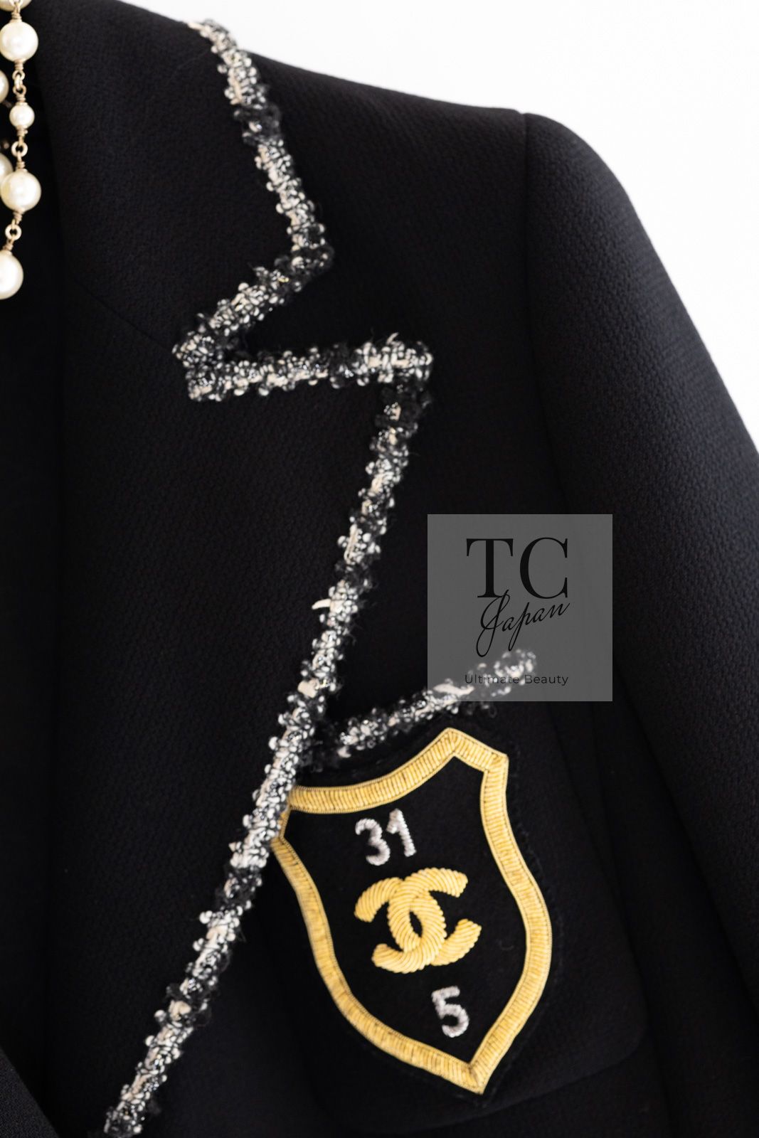 CHANEL エンブレムジャケット　ブラック　シルバー　COCOロゴ CHANEL エンブレムジャケットブラックシルバーCOCOロゴ
