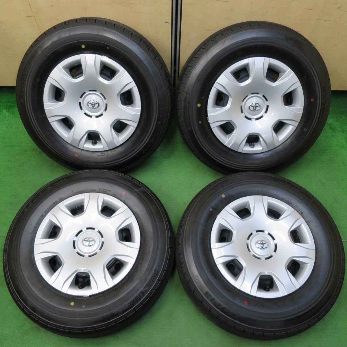 送料無料* 新車外し！24年☆トヨタ 200系 ハイエース 純正 スチール  