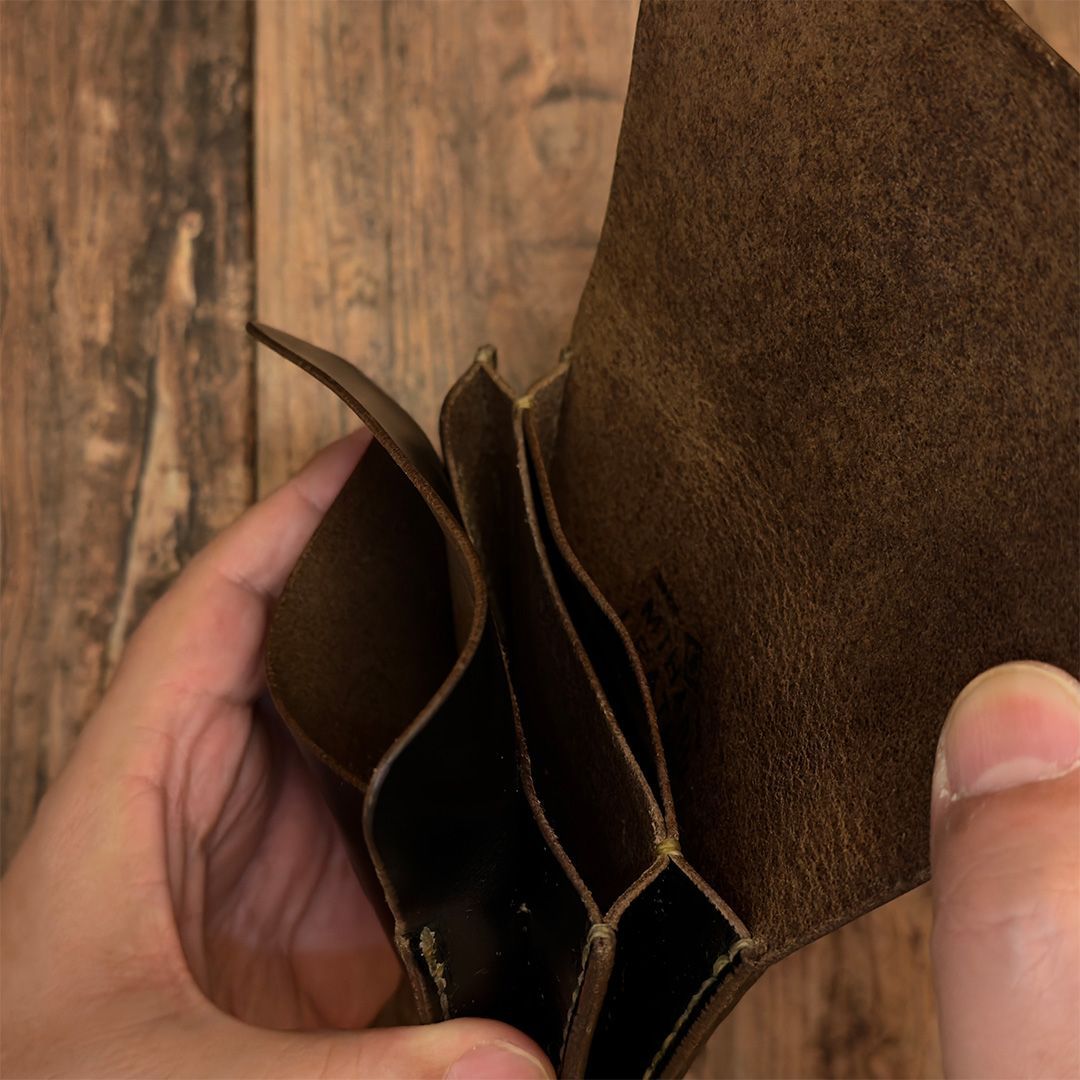 茶芯ブラックのショートトラッカーウォレット｜革の質感を楽しむ ｜TWS03-BCE-01