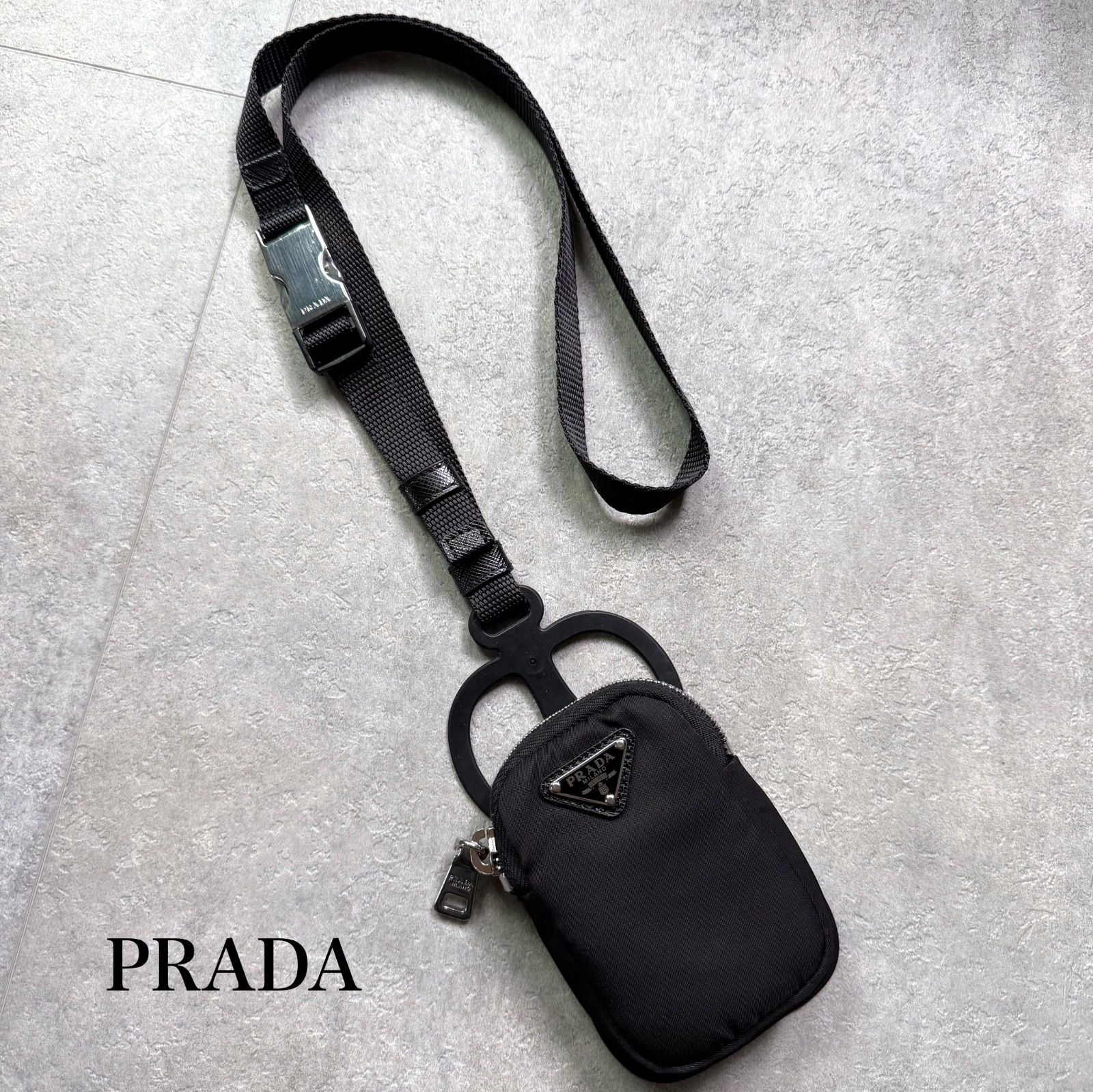 PRADA プラダ スマホショルダーストラップ iPhoneケース 三角ロゴ ナイロン ラバー ブラック シルバー金具 トライアングルロゴ ポーチ 1ZT016