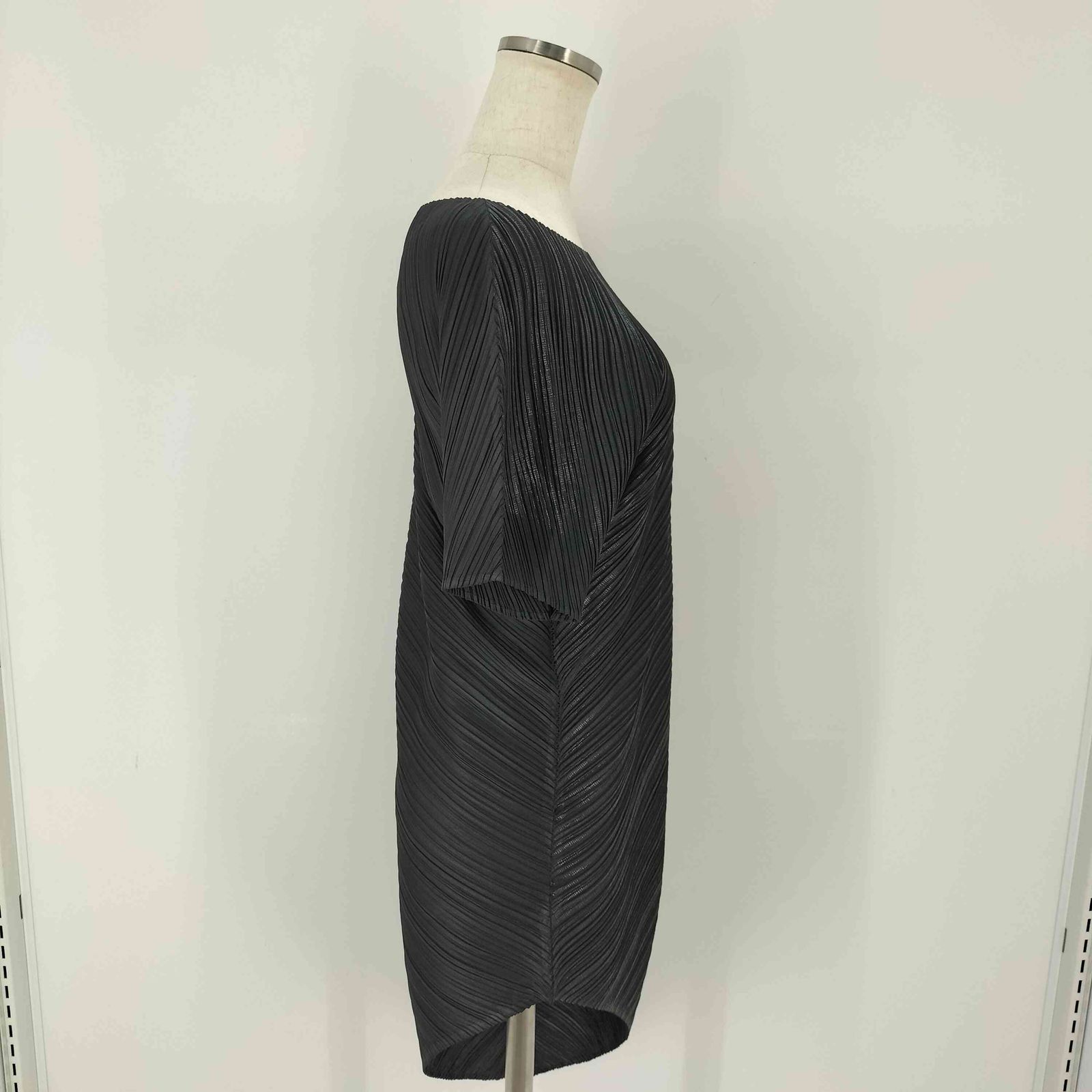 me by ISSEY　MIYAKE　ブロンズ　箔プリント　プリーツ加工トップス me by ISSEY MIYAKE ブロンズ 箔プリント プリーツ加工トップス