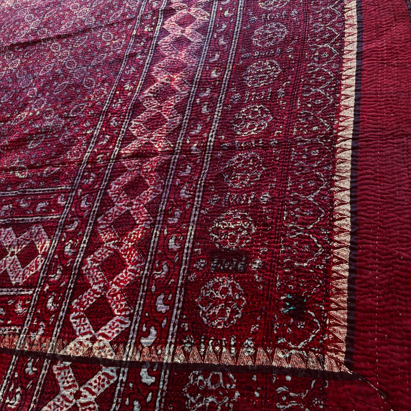 G209 アジャラク グドゥリー マルチカバー マルチマット ラグ ヴィンテージ カンタ刺繍 ボロ インド ビンテージ BORO アンティーク シャビーシック ラリーキルト 手縫い 刺し子 ハンドメイド 刺子 絨毯 はぎれ 古布 アジュラク ブラウン 茶色