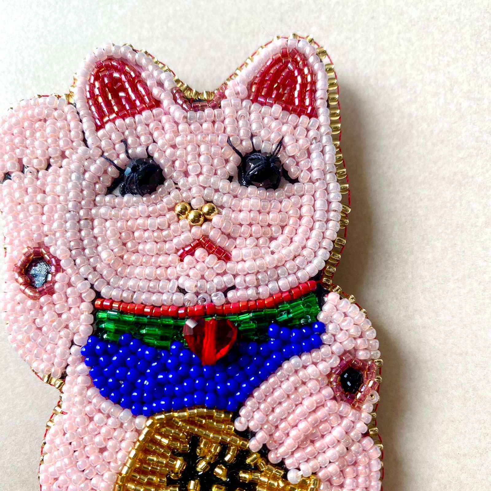 ビーズ刺繍】推しの幸運を招く♡招き猫ブローチ - メルカリ