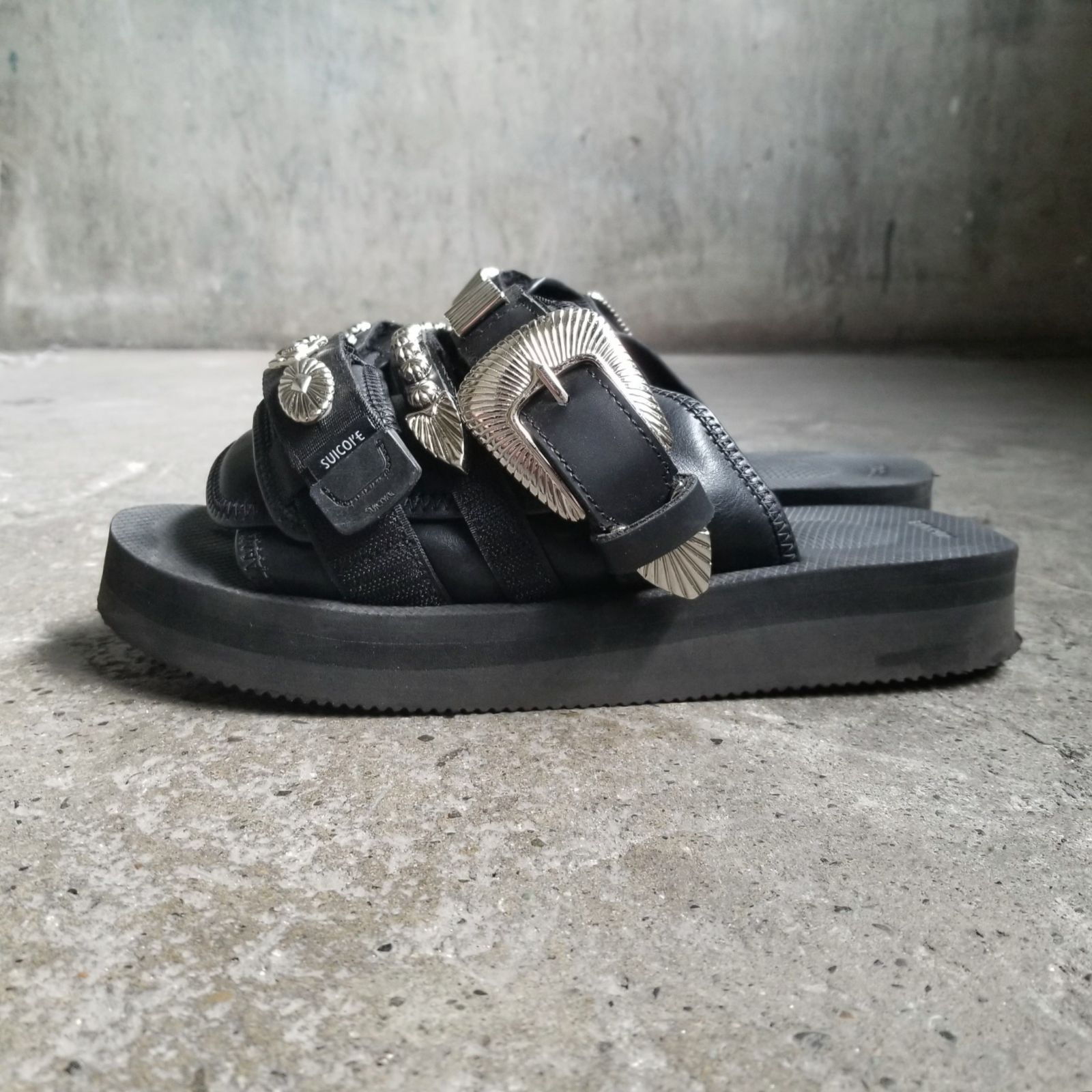 TOGA×SUICOKE メタルサンダル TOGA×スイコック、メタル付きフリンジのストラップサンダル
