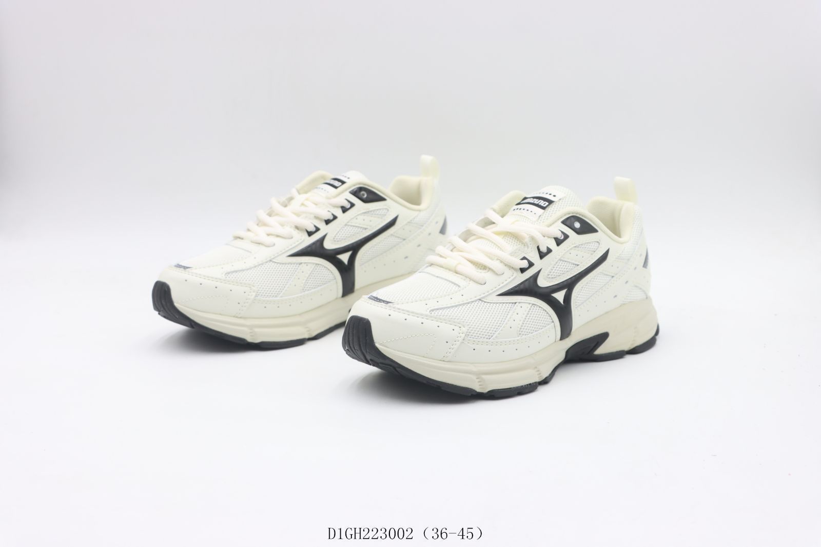  今日 ミズノのランニングシューズ ホワイト＆ブラック -MM輸入0 スニーカー キッズシューズ