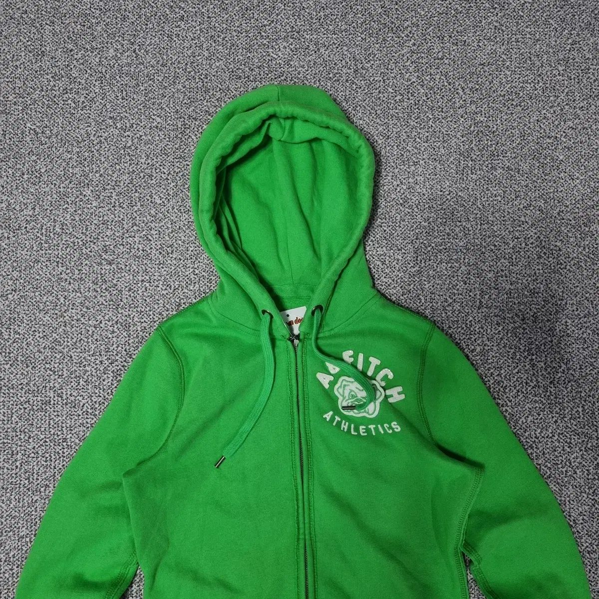 ジップアップパーカー