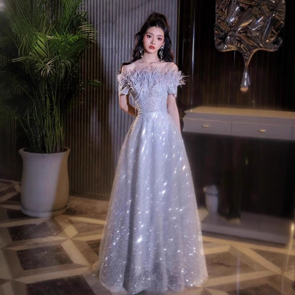 アンティーク手描きの瞳や色彩豊かな前掛けが美しく、磁器独特の艶が