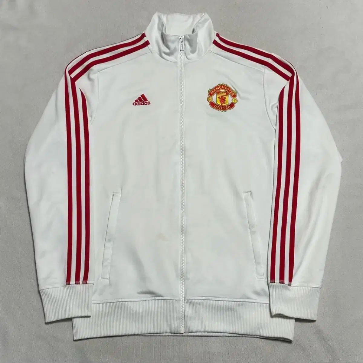 アディダス マンチェスターユナイテッド 白 トラックジャージ