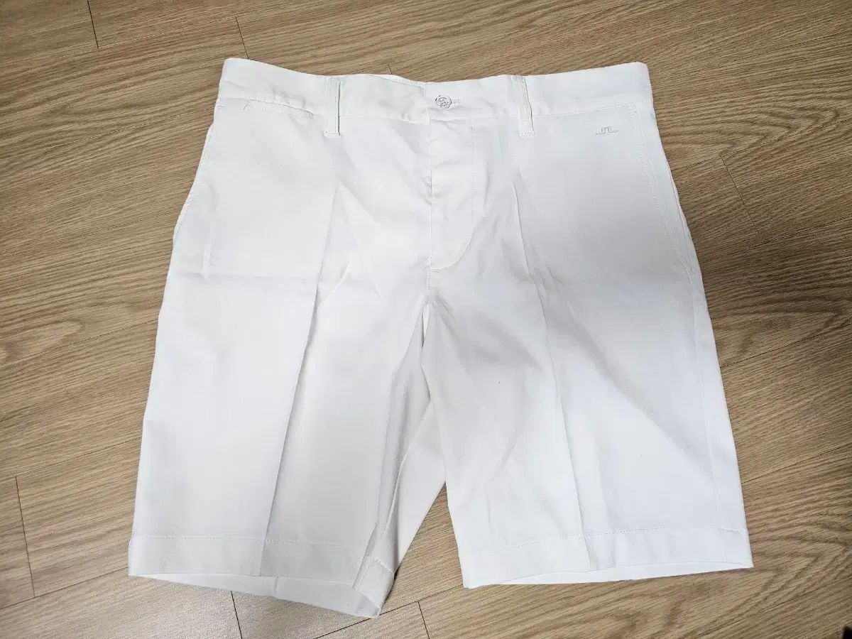 J.LINDEBERG J.リンドバーグ ホワイト ショートパンツ