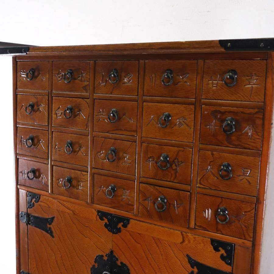 李朝家具 ヤクジャン 薬箪笥 欅 彫り文字 引き出し20杯 小物入れ 韓国家具 アジアン 古家具 M12420 228h03