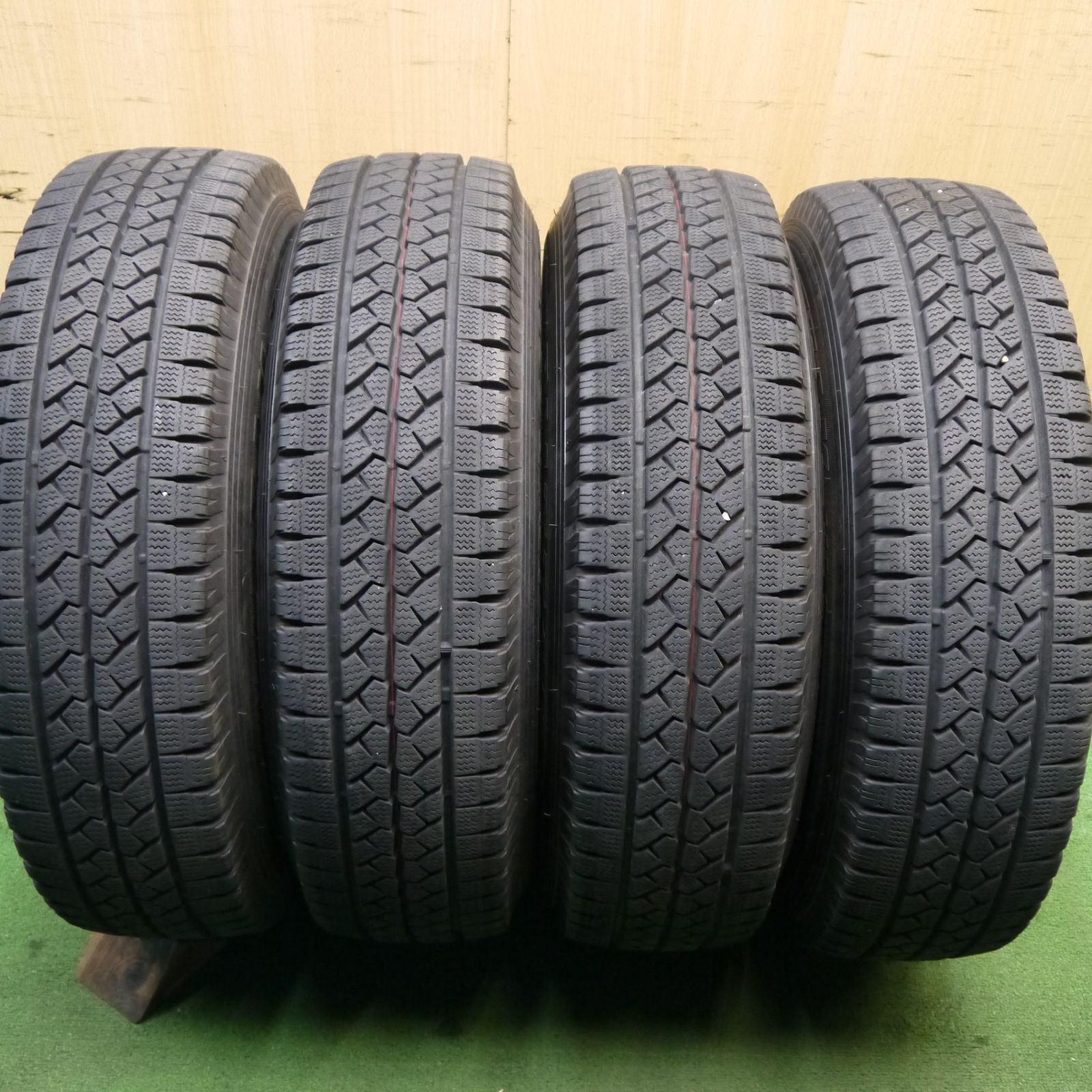 バリ溝！キレイ！9.5分以上☆スタッドレス 195⁄65R15 ピレリ バリ溝 