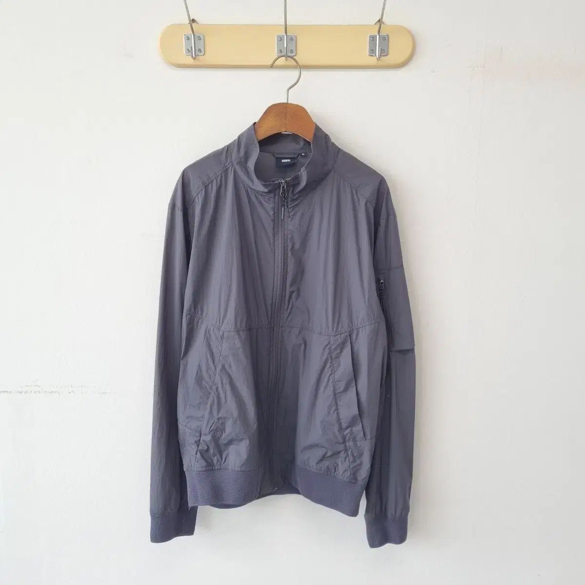 NEPA ネパ 2025 グレー ウィンドブレーカー 95 サイズ