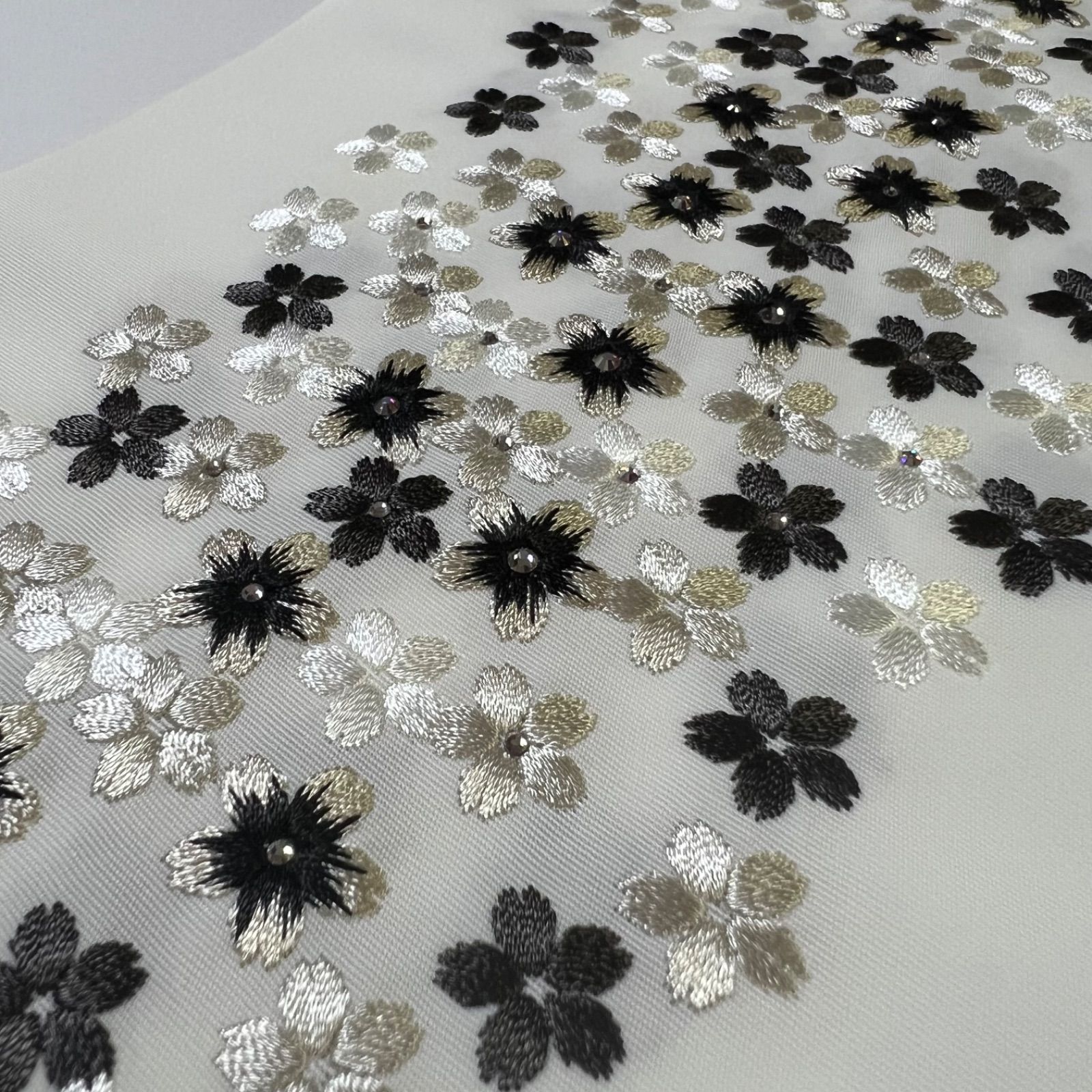 L012 刺繍半衿 白 グレー 桜 ラインストーン