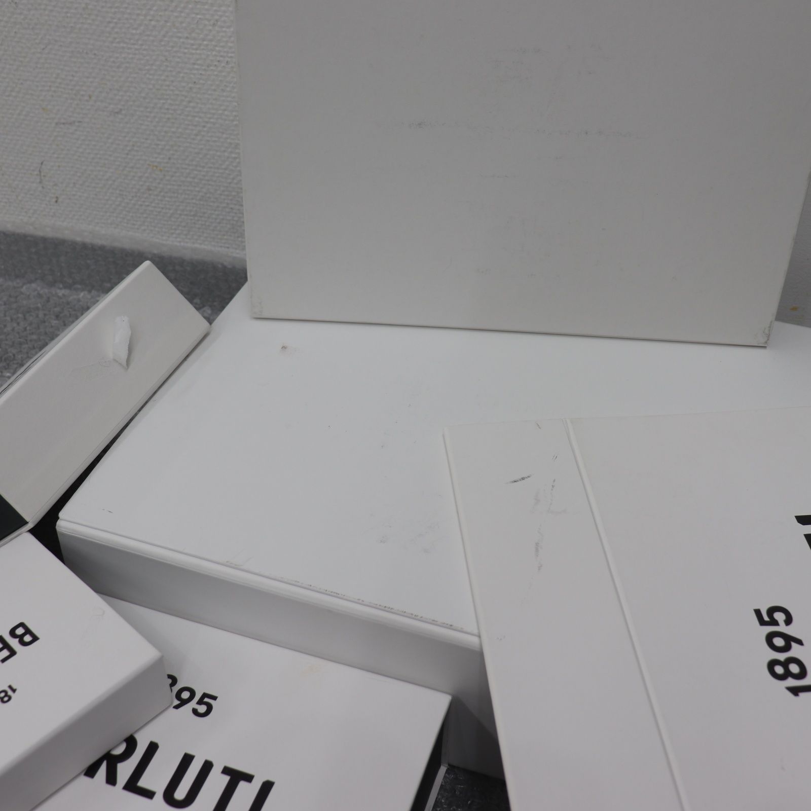 IT0U7C4515DI BERLUTI ベルルッティ BOX 空き箱 ショッパー 純正 紙袋 リボン 保存袋 ホワイト グリーン ブランド箱 まとめ インテリア 紙袋32枚 箱23個 NEXPOTALLINN_EU