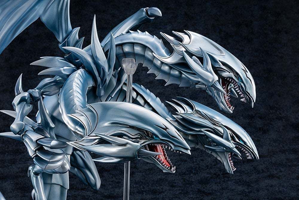 新品未開封】青眼の究極竜 フィギュア AMAKUNI ブルーアイズ
